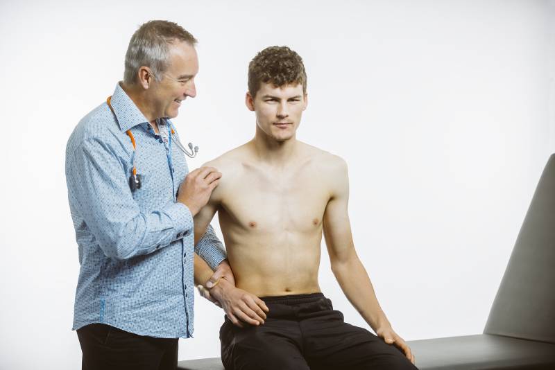 Comment la prévoyance Swisslife en partenariat avec Gabriel Assurance protège les médecins spécialistes en médecine physique et réadaptation à Pau